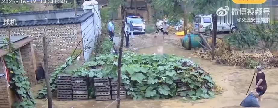 河南周口太康县两名民警没有帮忙搀扶在水中跌倒老人一事，应该是大家冤枉了两位民警。