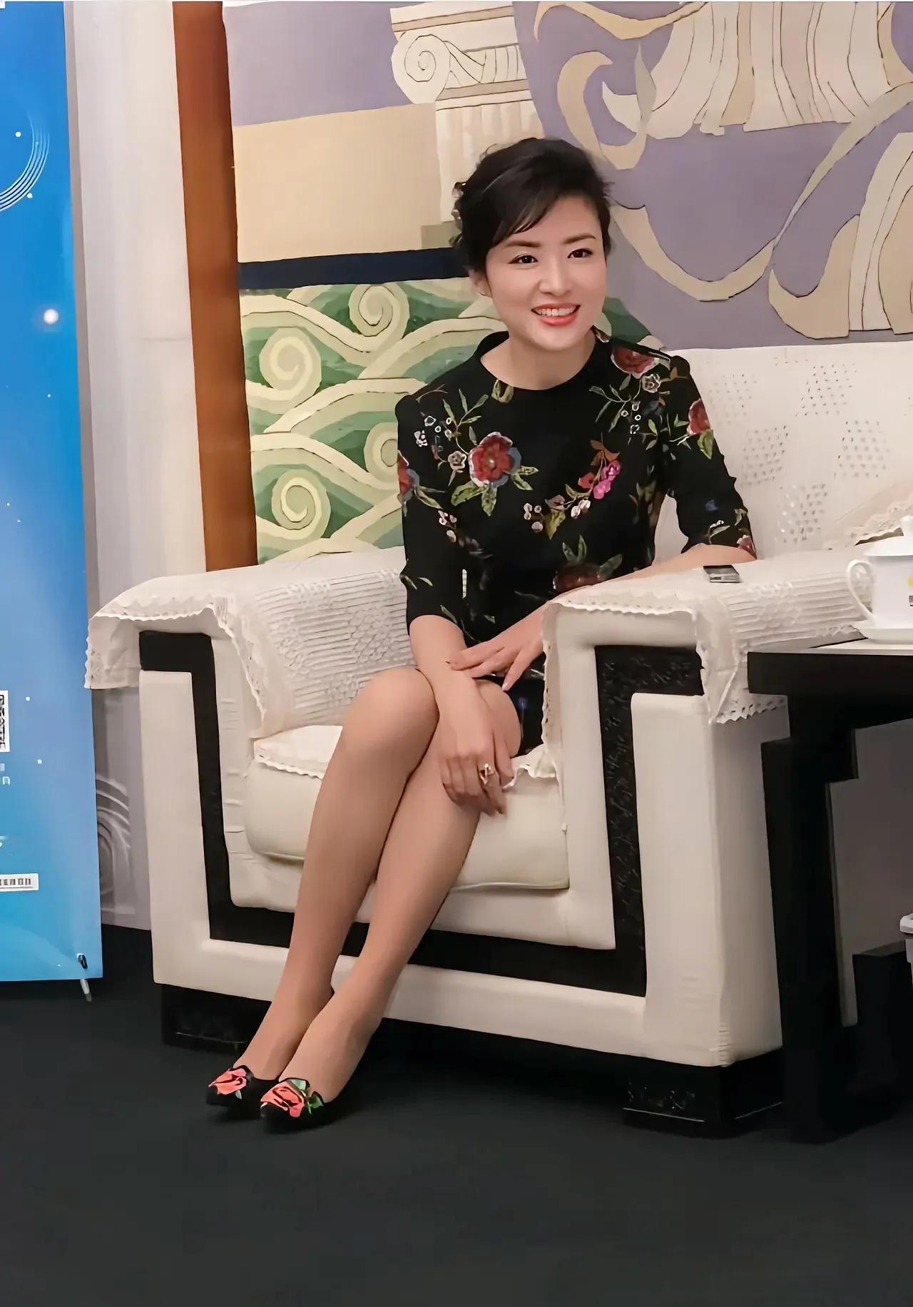 被周涛这状态鲨疯了！谁懂啊！周涛穿碎花裙端坐，气质优雅到逆天，笑容超有感染