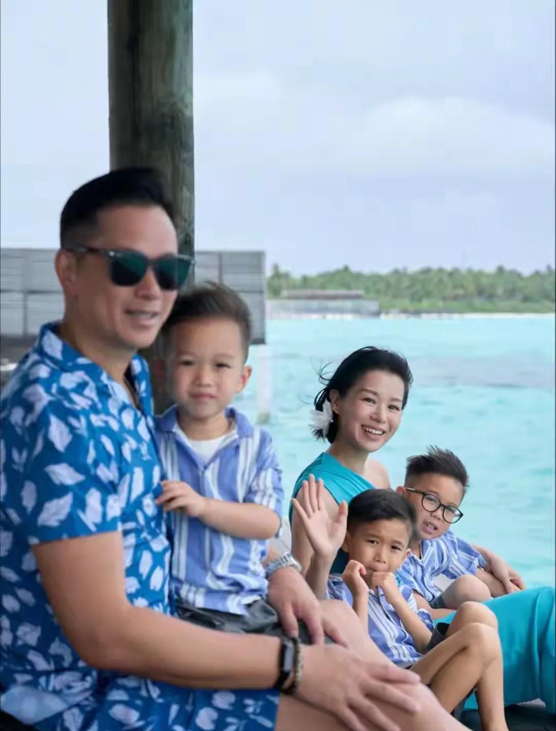 胡杏儿一家五口近日前往马尔代夫享受温馨假期，45岁的她状态惊艳，身材纤细匀称、体