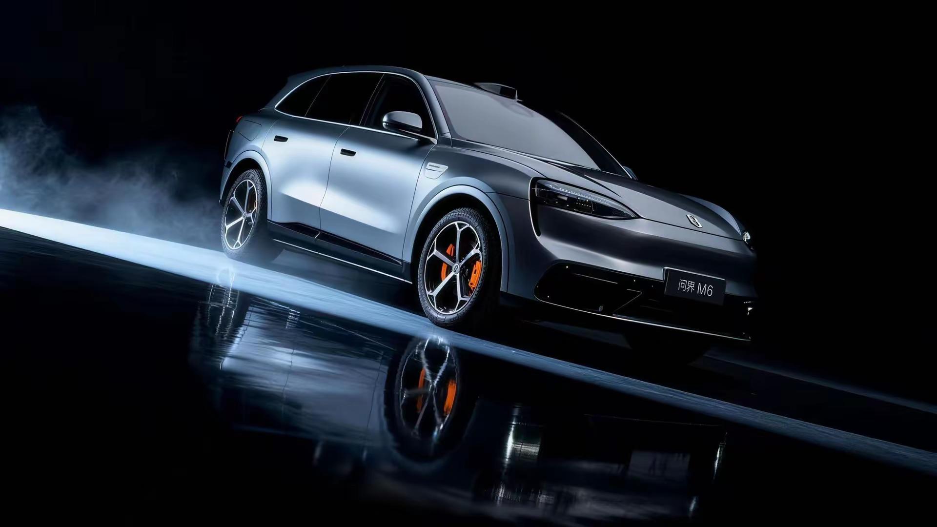 从曝光的问界M6谍照中可以看出，问界M6延续家族化设计语言，车...