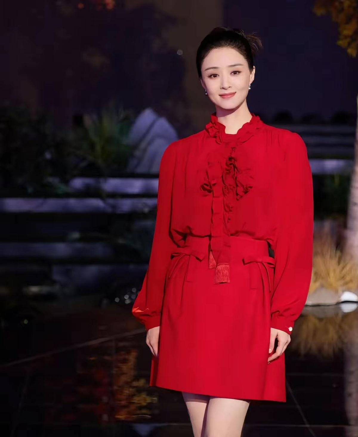 蒋欣穿红裙上中秋晚会那天，全网炸了。但没人说她这身裙子，是拿命换的。她不是突