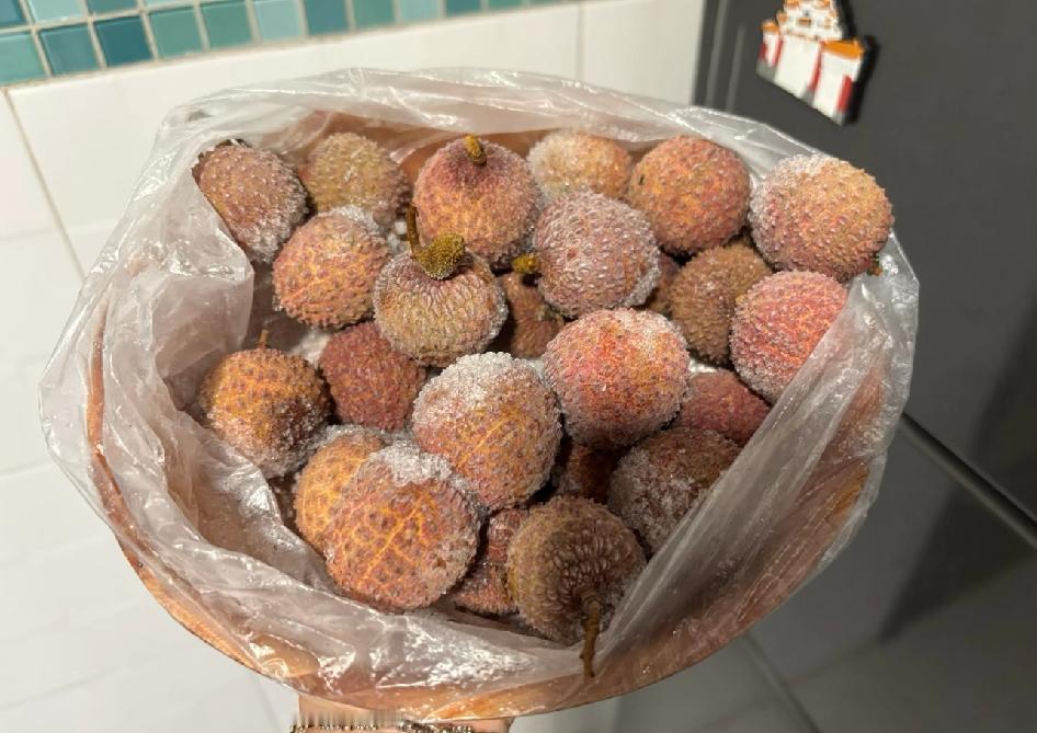 去年冷冻的荔枝，解冻后吃了两个，口感肯定没新鲜好吃，不过也还行[滑稽笑]长