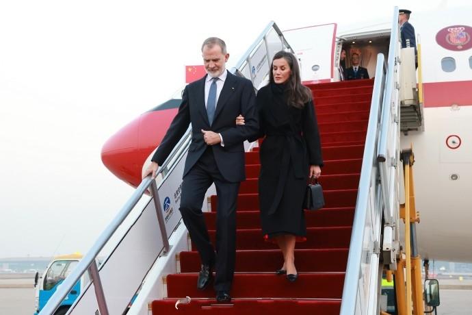 今天下午四点，西班牙王后挽着老公费利佩国王现身北京机场！女保镖身高快赶上费利佩国