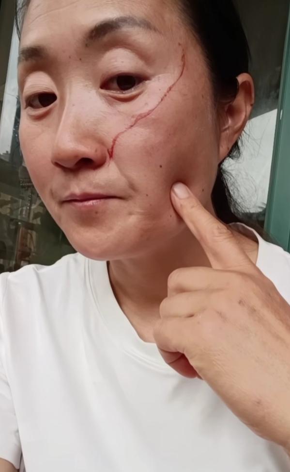 一言难尽！一位妈妈在网上哭诉。高考刚结束，中午她做了饭，把睡觉的女儿吵醒了。孩子