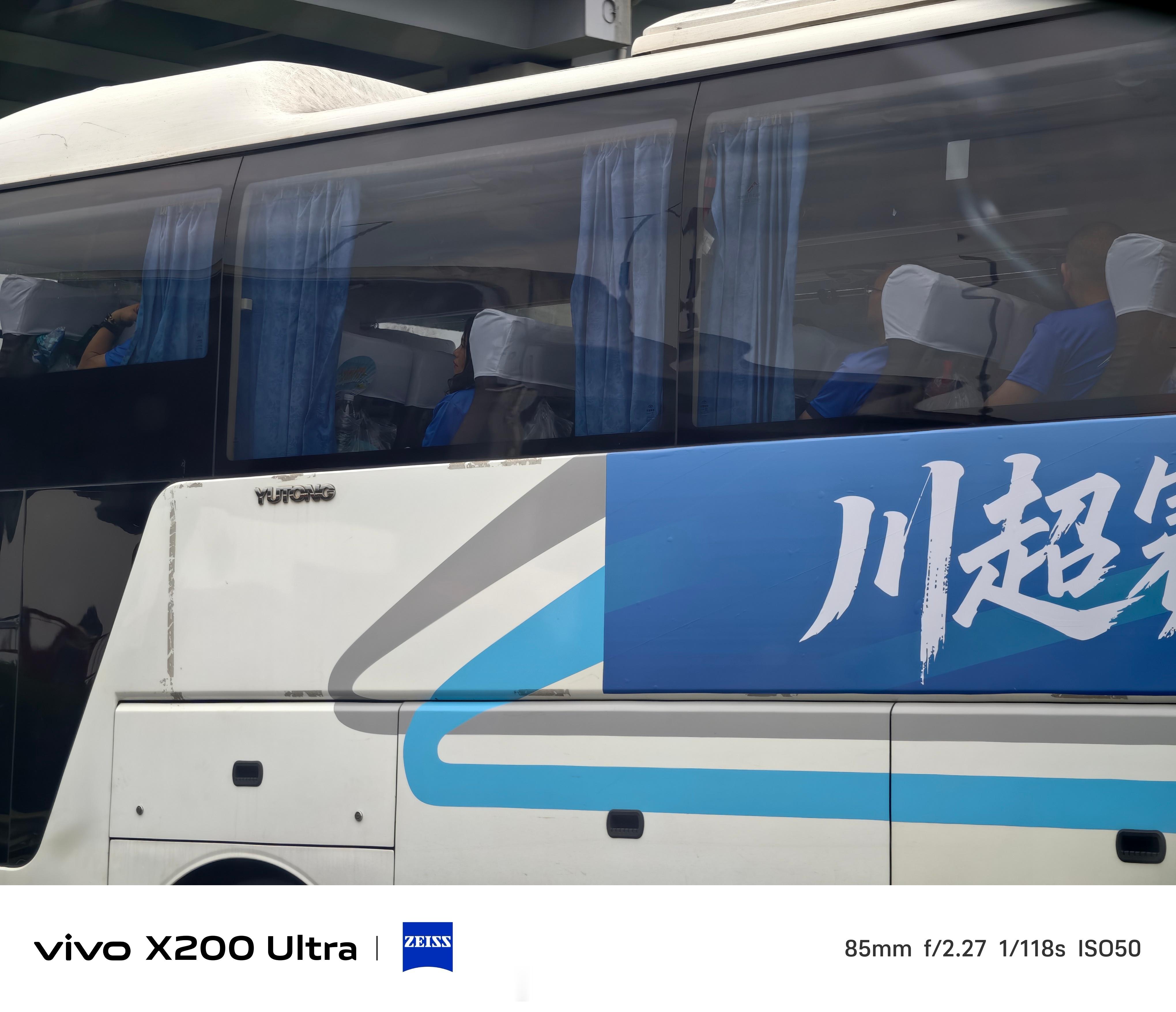 川超揭幕战川超成都队vs遂宁队高速上偶遇了十多辆遂宁队大巴车，一个川J警车走