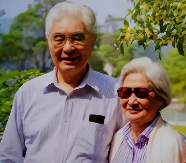 造反派冲进荣毅仁家里，抓住荣毅仁的老婆杨鉴清，质问她是荣毅仁的第几个小老婆？杨鉴