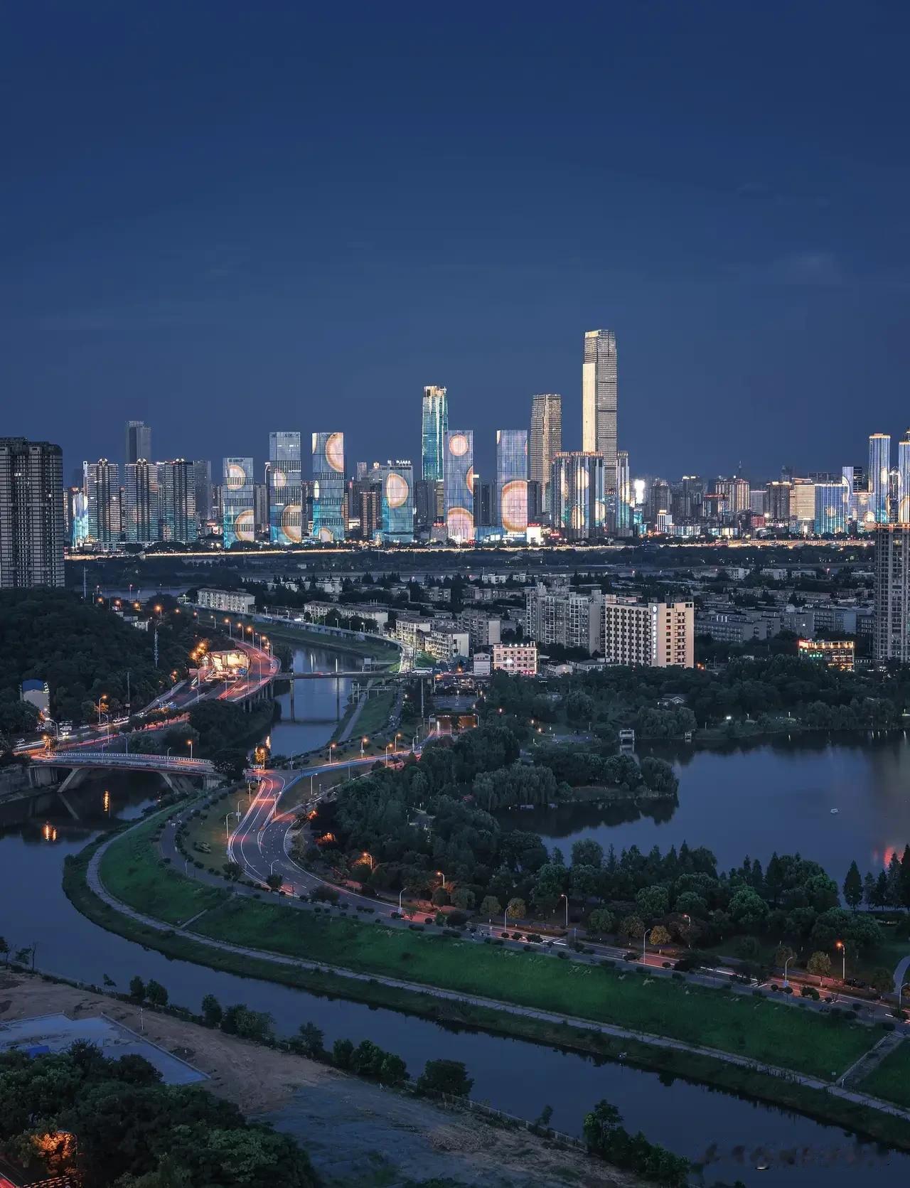 猜猜这是从哪个位置拍摄的长沙夜景？长沙身为中部的宜居城市，夜景灯光十分璀璨！尤