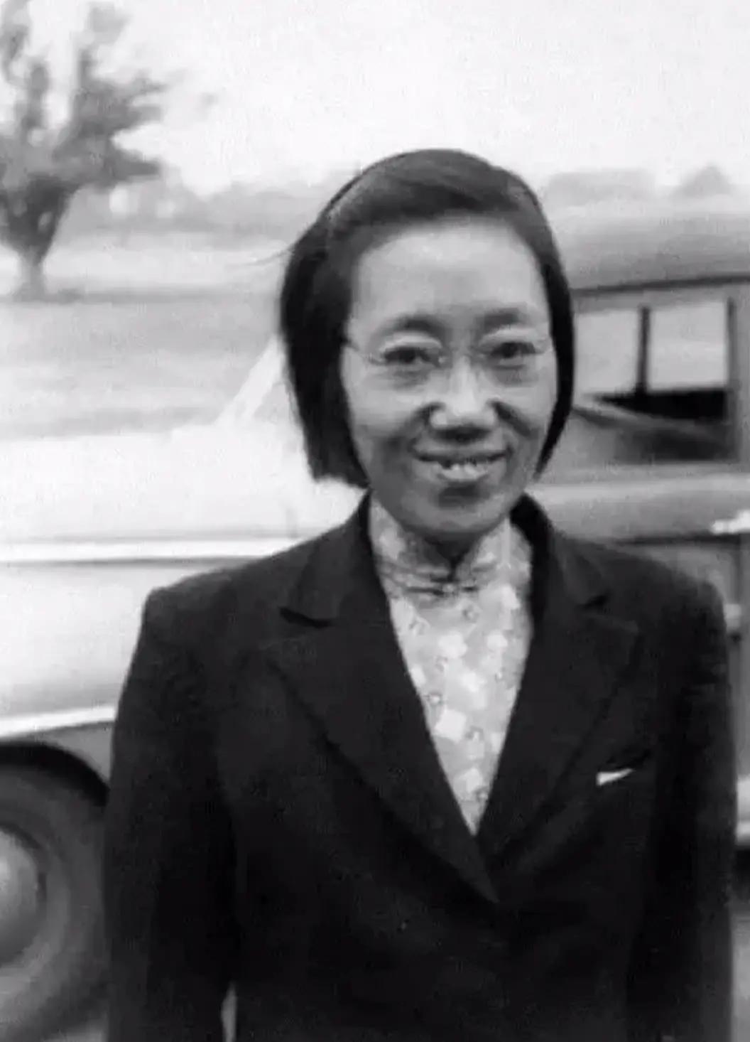 1964年，邓小平到504厂视察。刚进车间，他看见一个满身油污的女工，随即问了一