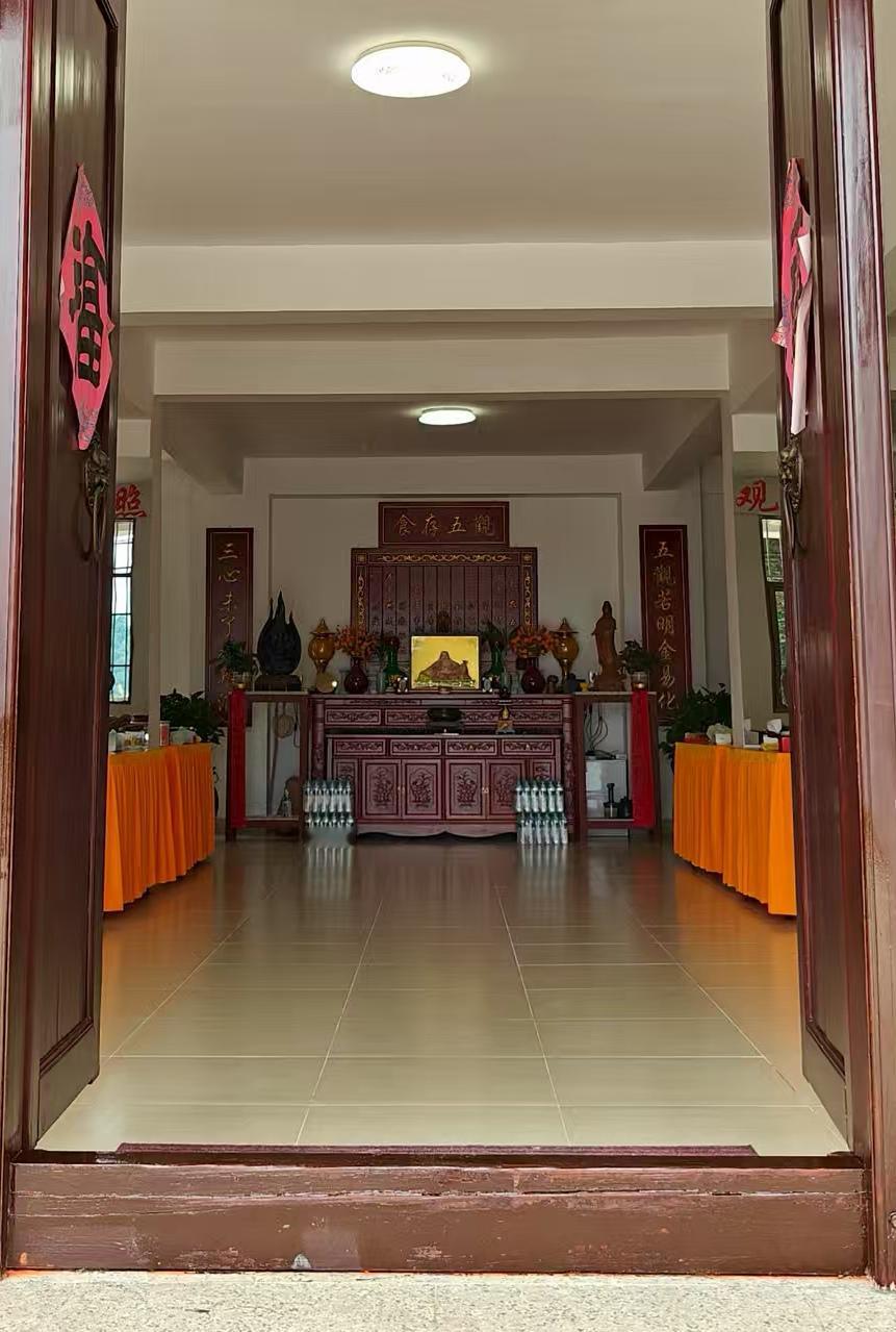 時光匆匆又一天，清晨問候暖心田，相逢相識都是緣，牽掛常在心裏邊，只求萬事