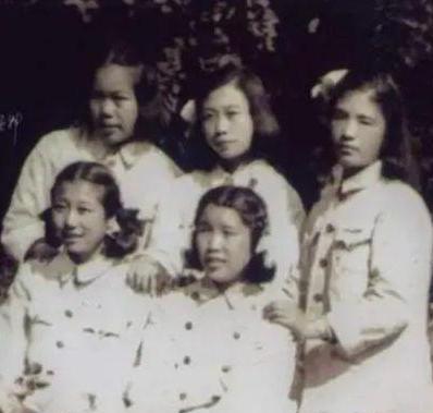 1951年，朝鲜战场，5名女战士被美军围堵，主动投降，却从此音讯全无。这个在