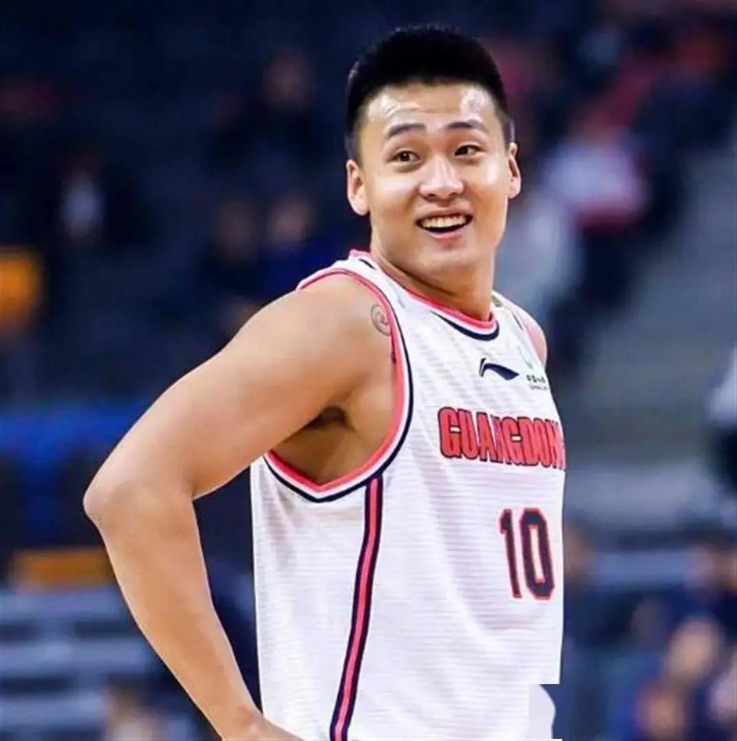 赵睿的心还是留在广东！ 其实，赵睿当初转会新疆是无奈的选择，只是为了感恩广东