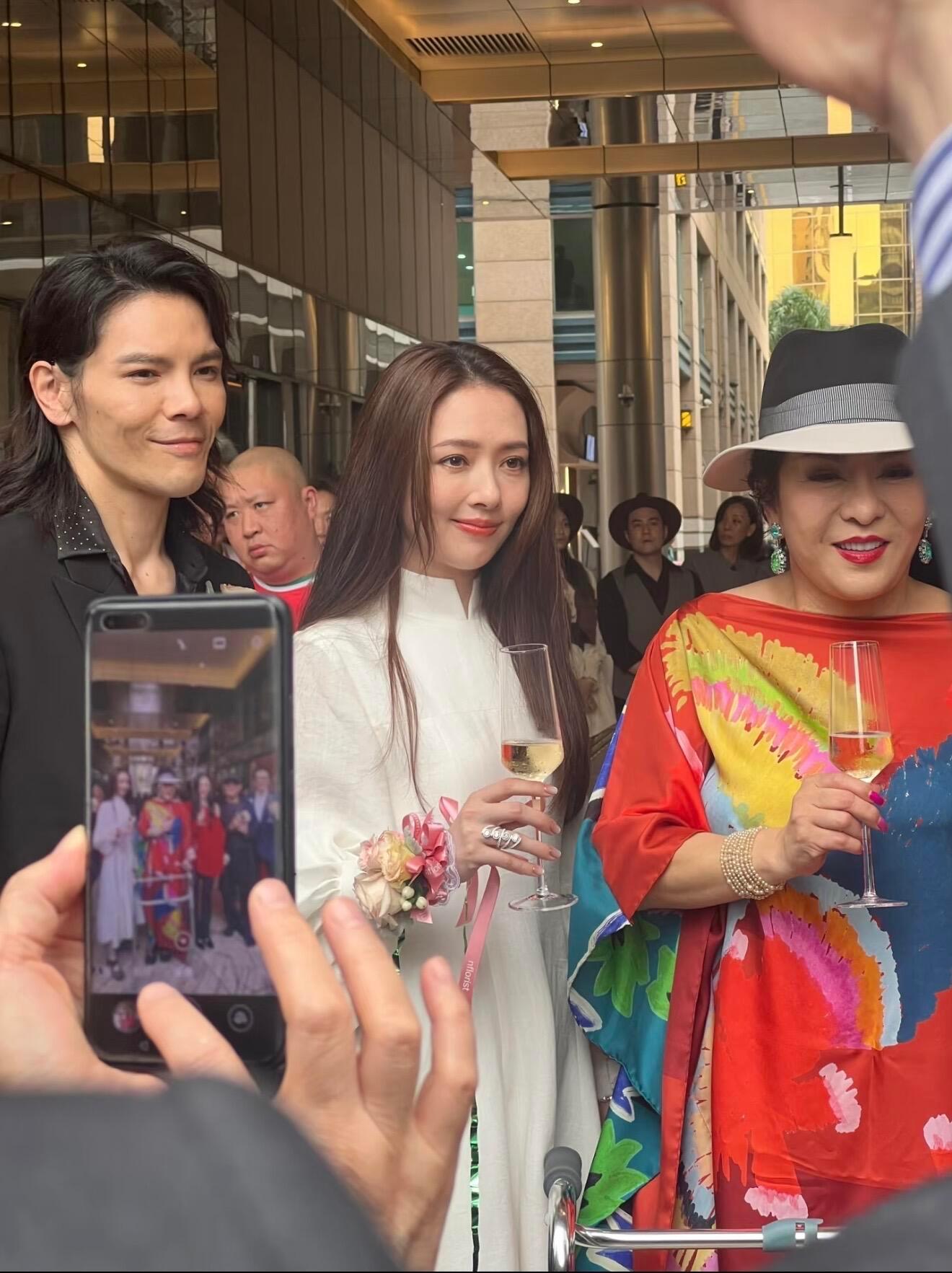 向佐站在郭碧婷旁边，笑得好温柔啊