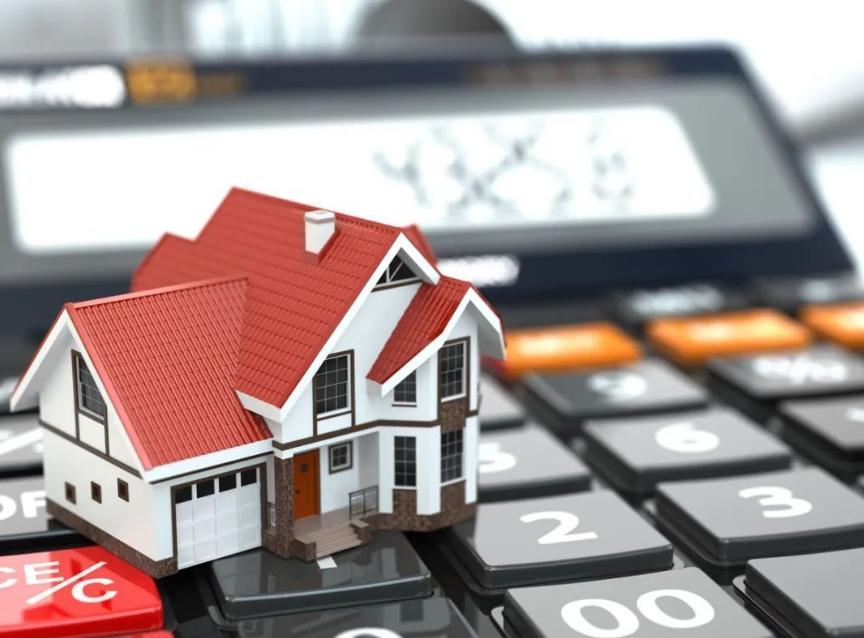 为什么一部分负担房贷的人，会期待出现一场通胀来缓解压力？他们的想法是：如果钱