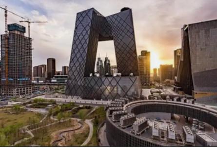 央视大楼，被俗称“大裤衩”，多年以后，央视大楼的洋人设计师“库哈斯”在国外媒体的