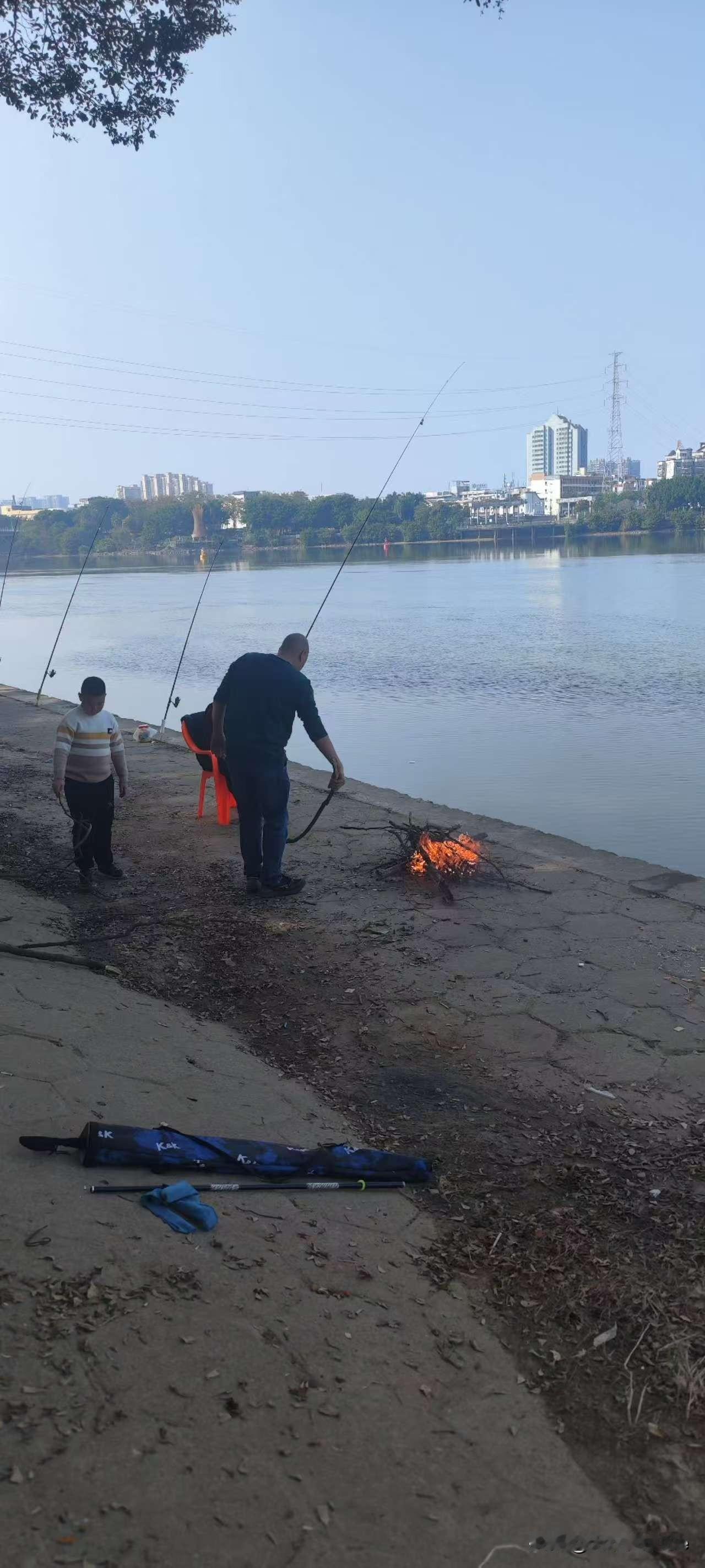 钓鱼佬的快乐，谁懂啊！一边钓鱼，一边烤火！[呲牙笑][呲牙笑]