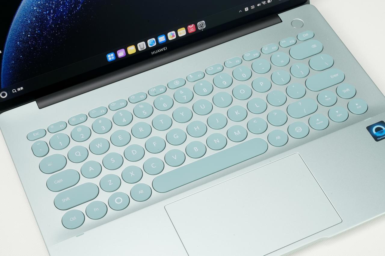 14鸿蒙版把桌面级AI塞进了1.32kg的机身里！4月20日，华为Mate