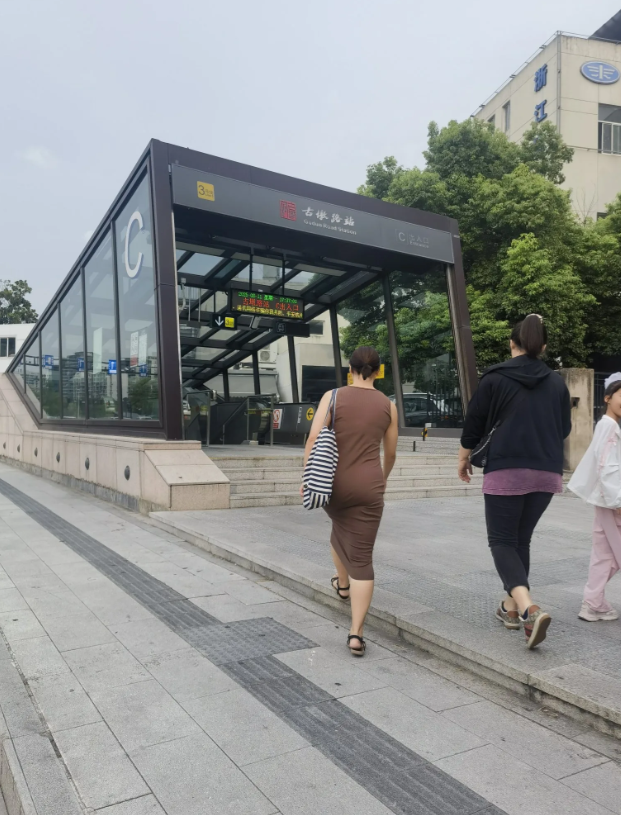 据说杭州地铁是港铁设计运营。这入口不错吧。
