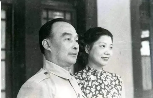 1943年3月19日，51岁的胡宗南将军和美女特工叶霞翟结婚了，然而结婚的第二天