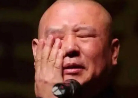 2007年，郭德纲正准备参加直播节目的录制，下午5点时，接到电话：“你师父侯耀文