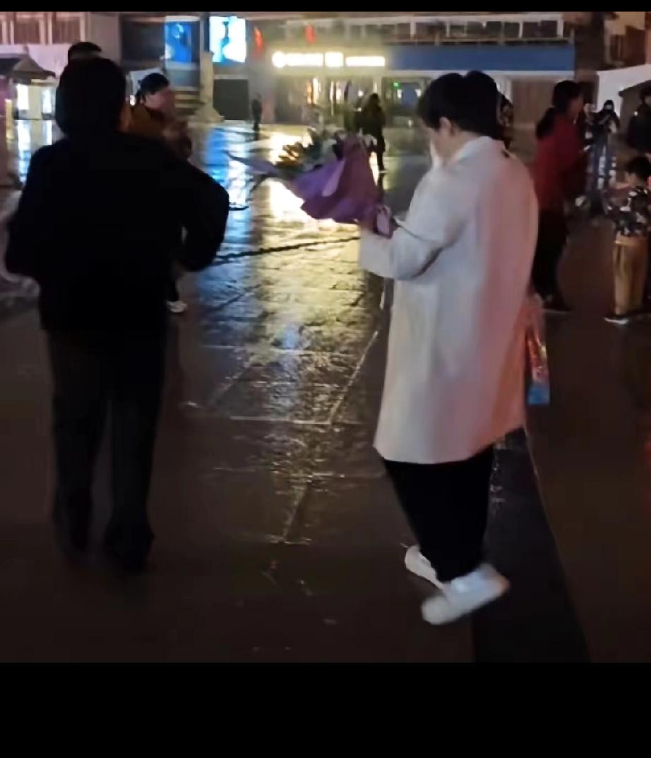 董宇辉在“中秋家宴”结束后的一个小举动，让我彻底明白了他为什么能圈住那么多人的心