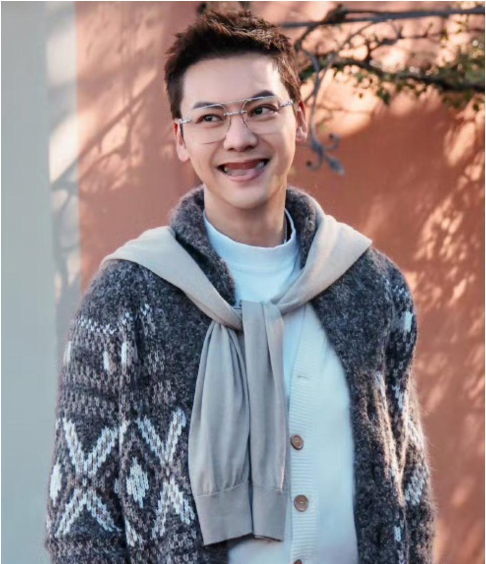 沈腾在综艺里夸过很多人，但破天荒用“最好”形容的，不是贾玲，也不是马丽。是陈伟