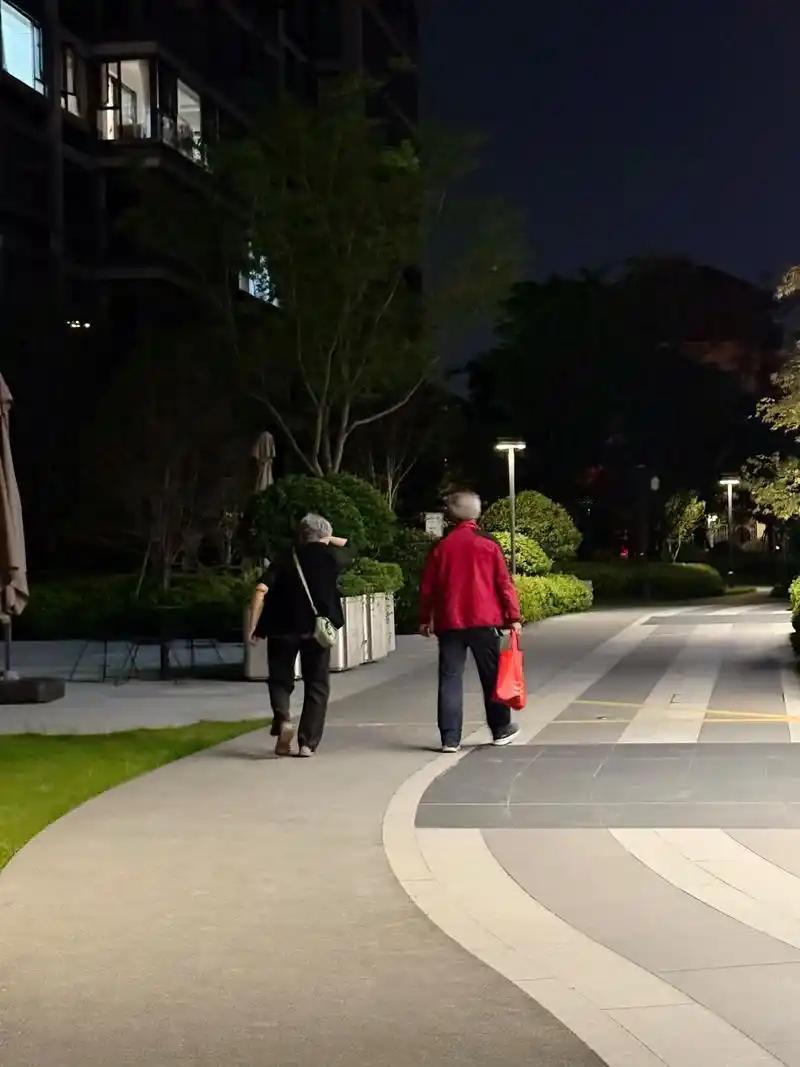 “这就是没理硬讹的下场！”山东济南，一老人在小区儿童娱乐区跑步，撞倒两岁幼童后自