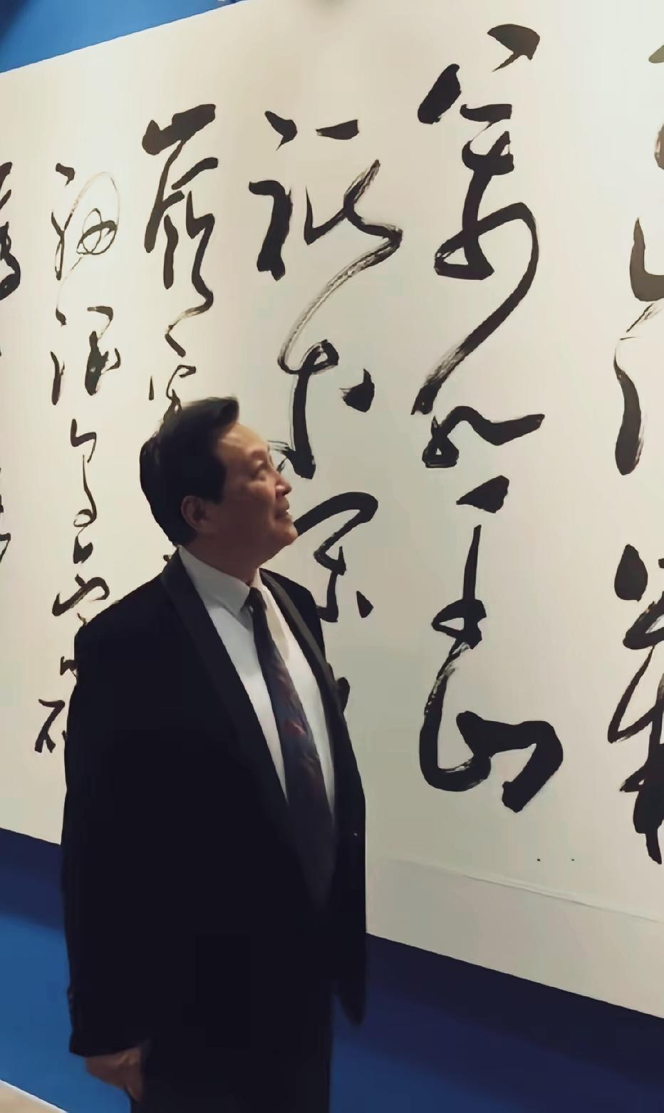 瞧！唐国强的书法也是狂草，是否效仿毛主席？是否有毛主席的风骨…草书伟人诗词劲