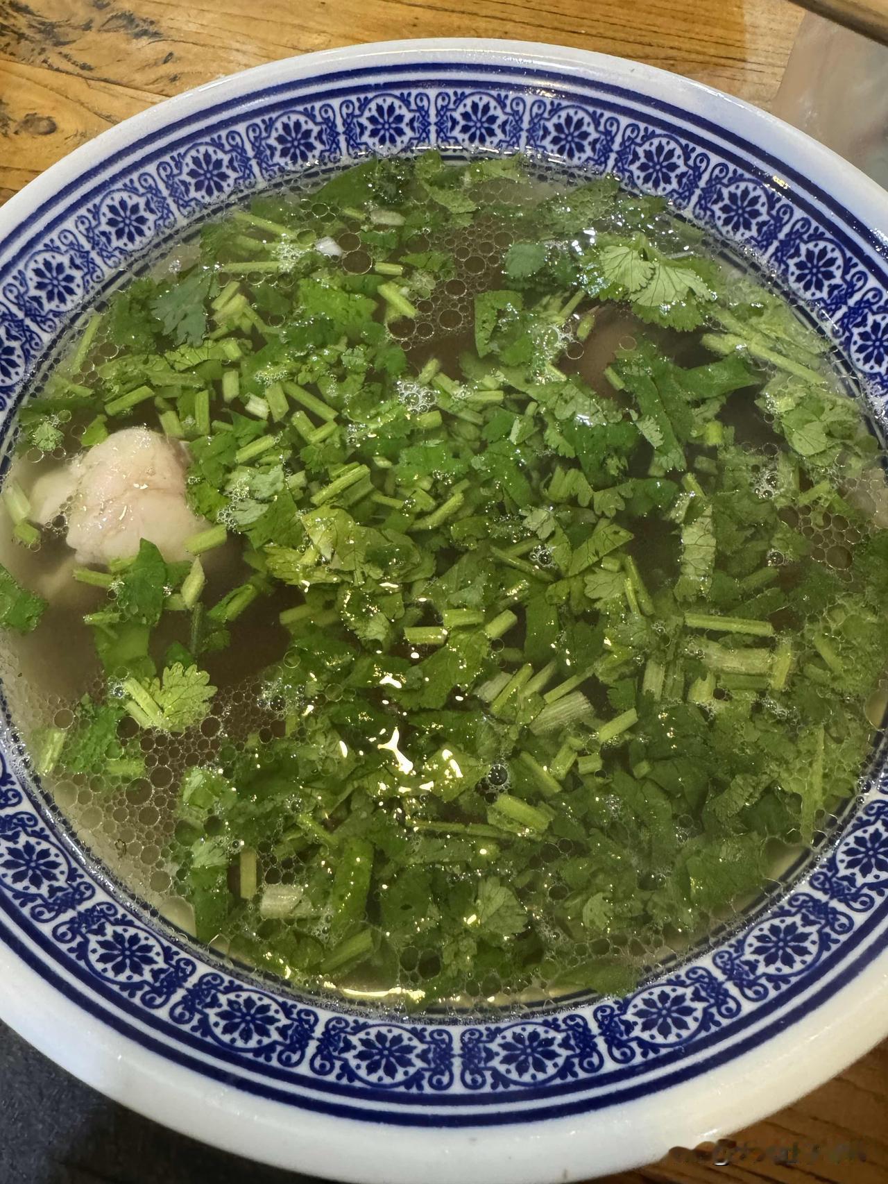 这天气来一碗水盆最解馋，中午12点到，人都做得满满当当，看来大家都爱吃羊肉，这家