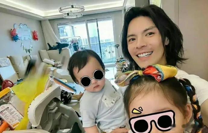 向佐每次发自拍，家里都挺乱的。。。这是为啥？不太理解有钱人的想法