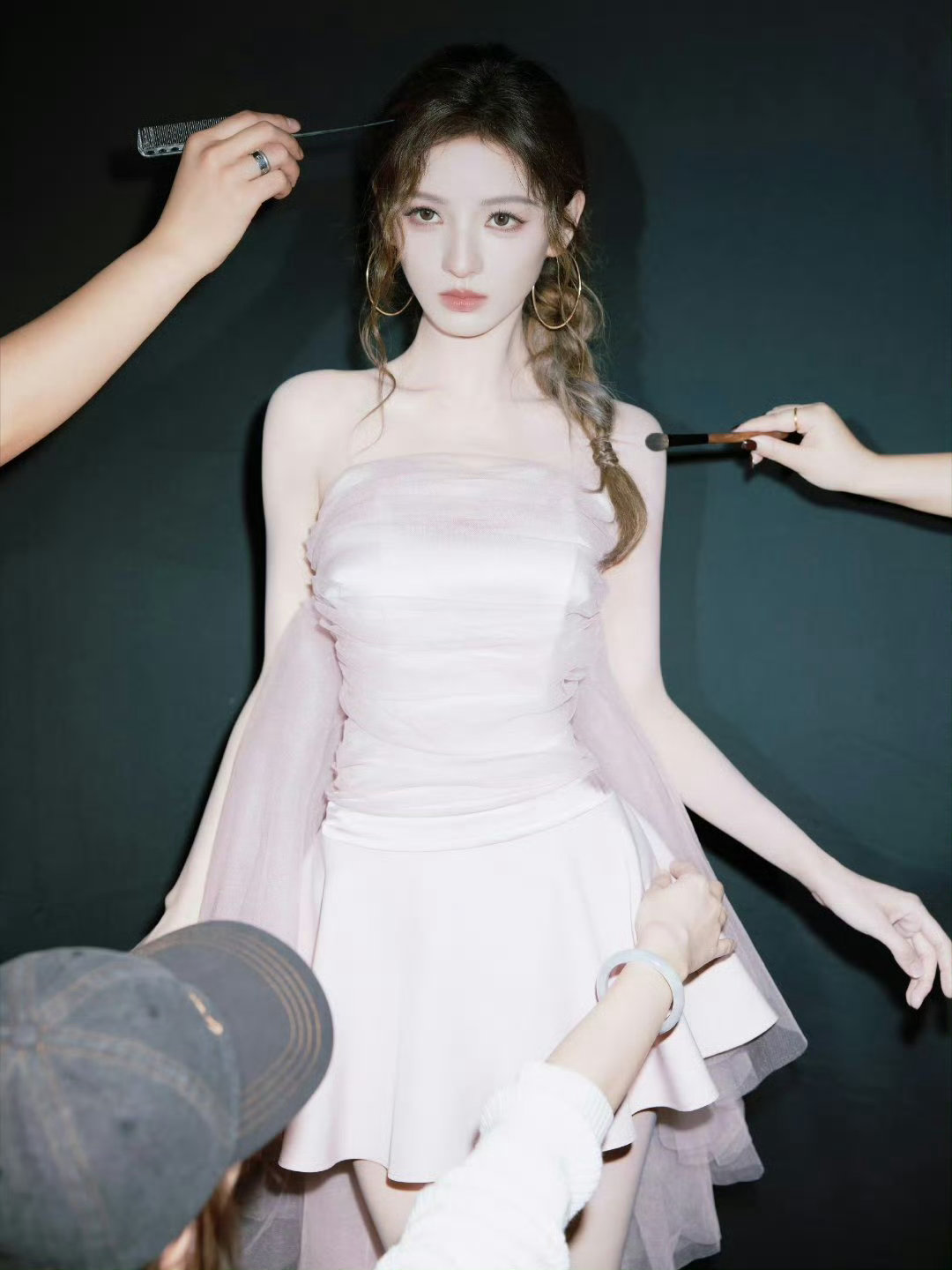  张予曦张予曦一个人在冬天合伙人路透里最特别的存在，张予曦一个人过冬也亮眼！