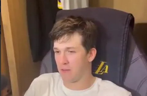 湖人对阵掘金的比赛已经结束，湖人以127-125击败掘金。比赛最后时刻，奥斯汀