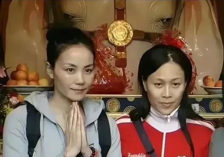 2010年，王菲和那英在寺庙上香时的一张罕见留影，二人都纯素颜，一心向佛，因音乐