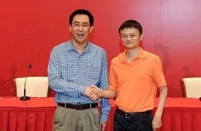 昔日许家印和马云合影，马云很瘦，当年风光无限的许家印笑容好灿烂。