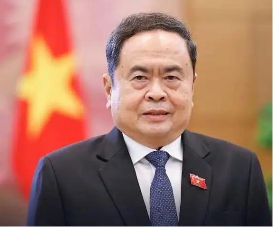别拿“既成事实”当筹码，中国不认这一套。越南所占中国岛礁，必须全部归还；越方人员