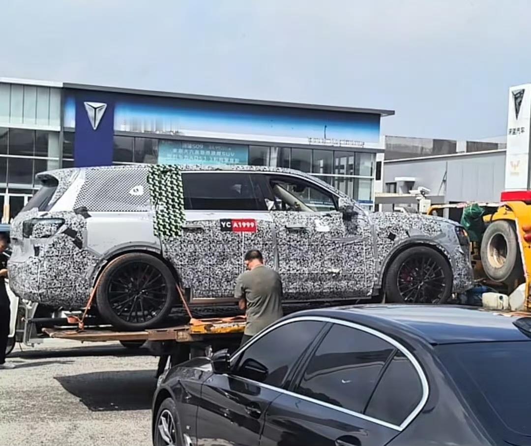 问界M9加长版，也就是网上说的问界M9L谍照曝光，从图片来看车尾比问界M9长了不