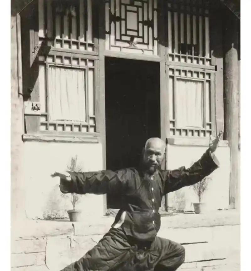 1936年，武术大师寇运兴在德国柏林奥运会上献艺时，被芬兰拳击手嘲笑是“花架子”