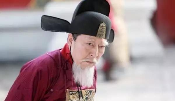 1562年，严嵩被罢官，徐阶取而代之。徐阶儿子徐蕃道：“就应该整死他。”徐阶听后