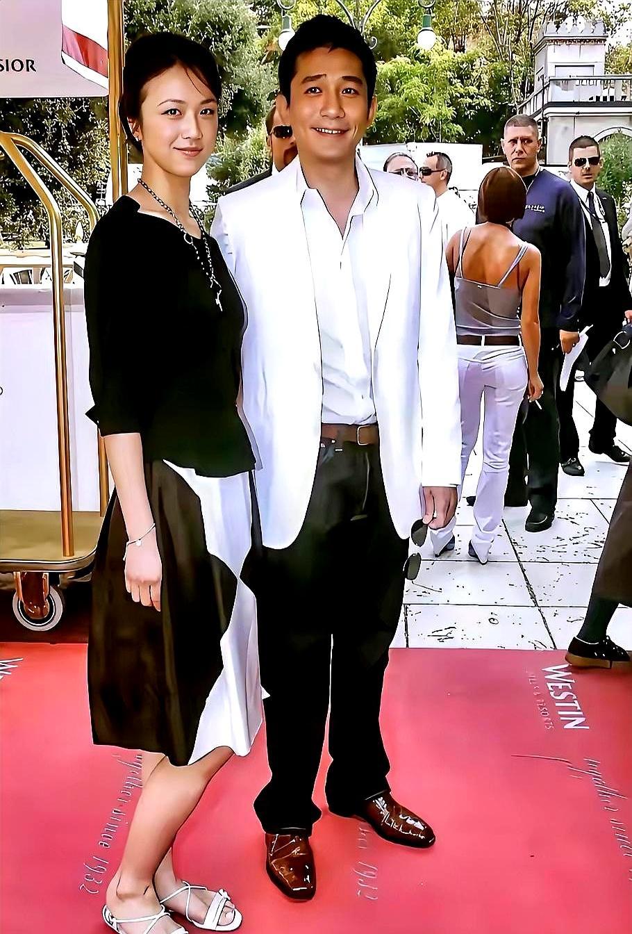 穿绝美裙子配平底凉鞋，真的会显邋遢？之前时尚圈默认5-9cm细高跟配裙装最