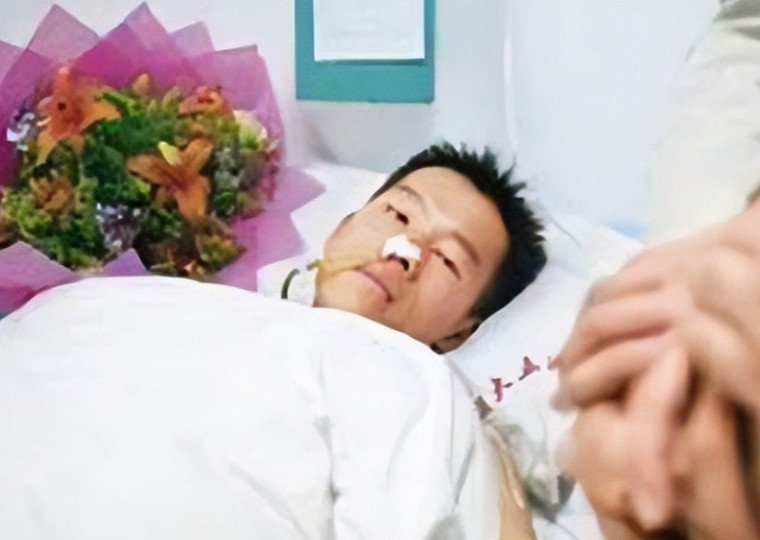 2003年的珠海，一名23岁保安冒死救下正被3名歹徒侵犯的女教师，谁知两年后，他