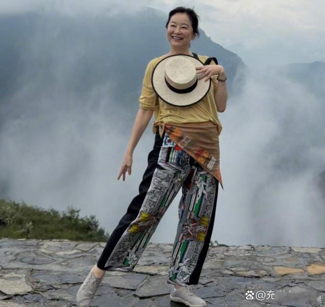 林青霞分享在重庆登山游玩的照片，画面轻松惬意，看得出来游玩期间心情十分愉悦。