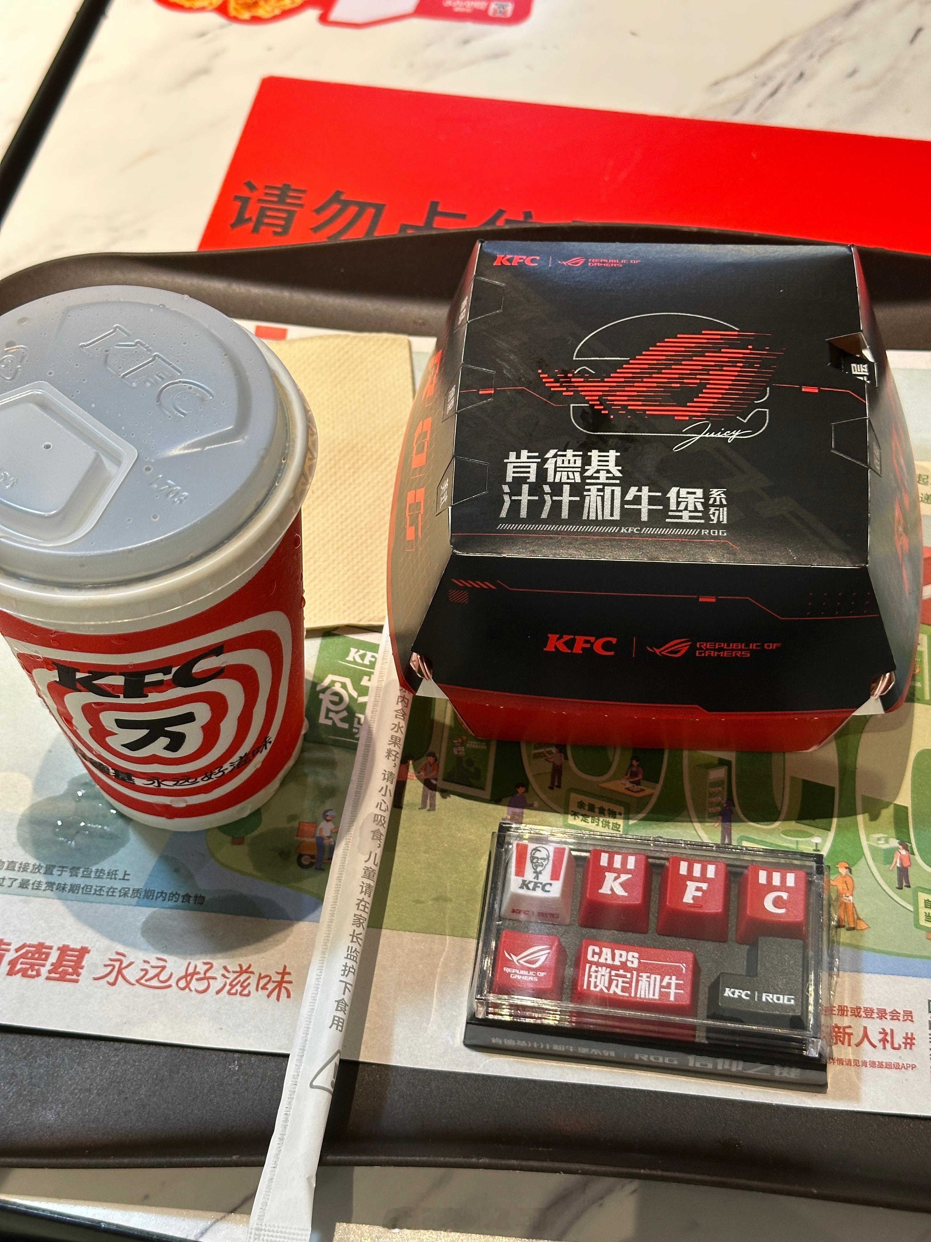 吃到败家之眼和肯德基联名的信仰汉堡了[doge]，味道就是在原味和牛堡的基础上加