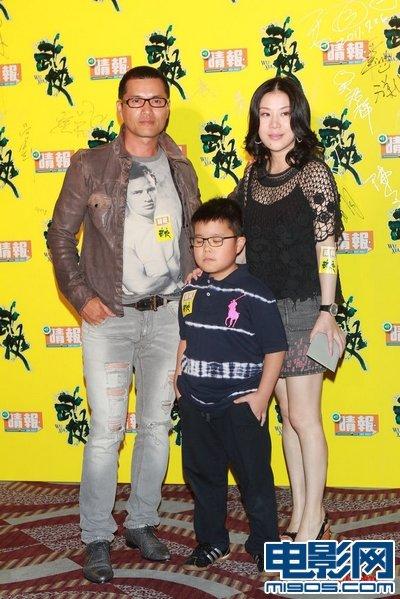 杨晓娟颜值虽不如吕良伟两任前妻，但她个高肤白也算是个美女了。关键是她旺夫，吕良伟