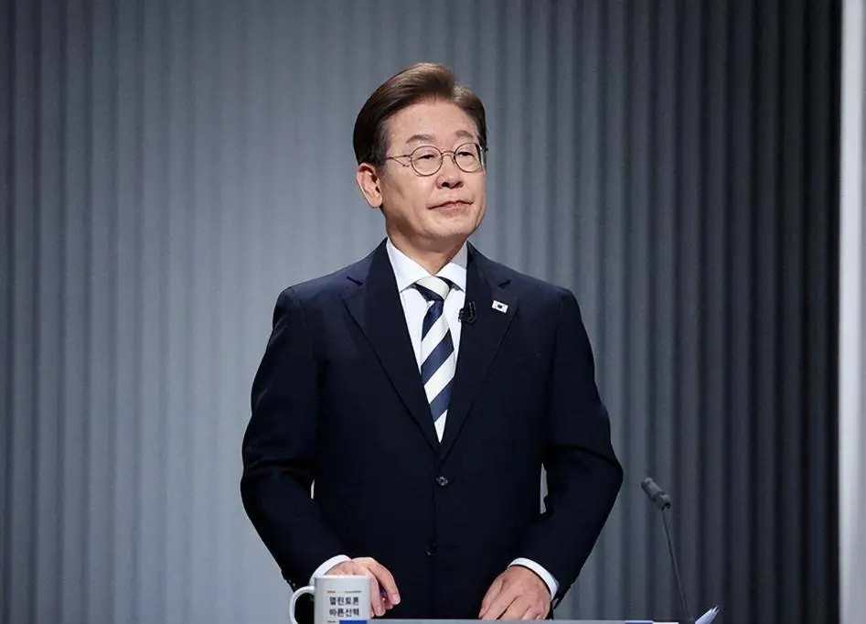 李在明提议恢复韩朝间联络渠道韩国总统李在明12月2日表示，要跟朝鲜和平相处，恢