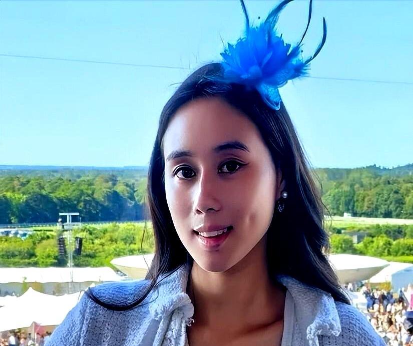 赌王小女儿何超欣亮相皇家赛马会！一身香奈儿超70万，却被网友吐槽像仿品