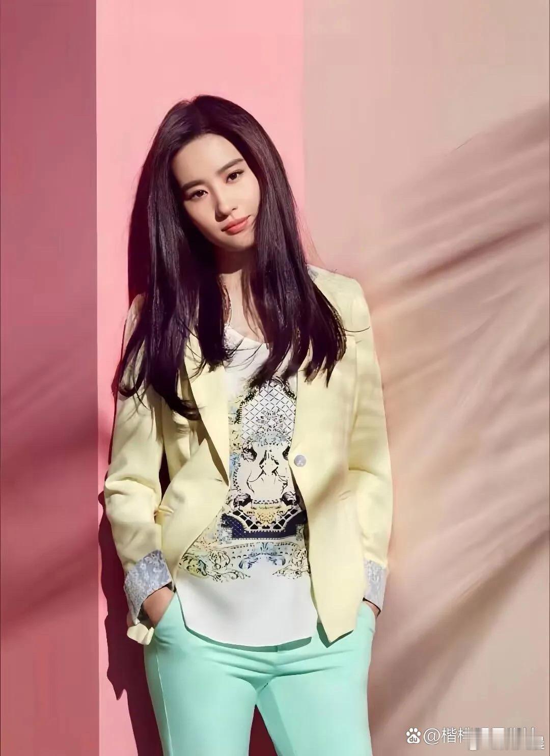 刘亦菲一袭公主裙美到发光，大长腿线条超优越，妥妥的在逃公主既视感