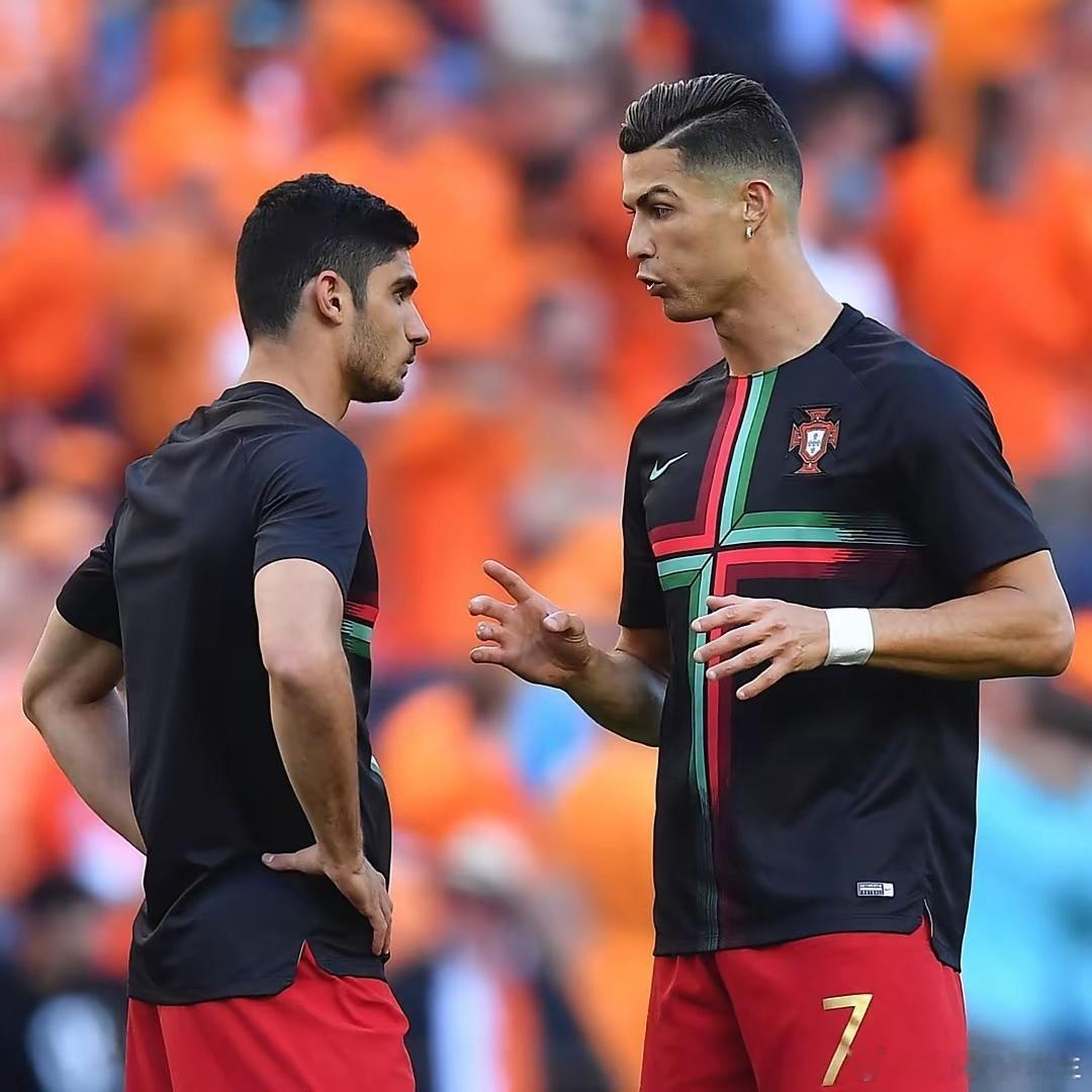 葡萄牙球迷们，欢呼起来吧！伟大的葡萄牙“船长”C罗，还能再踢三届世界杯，甚至有望