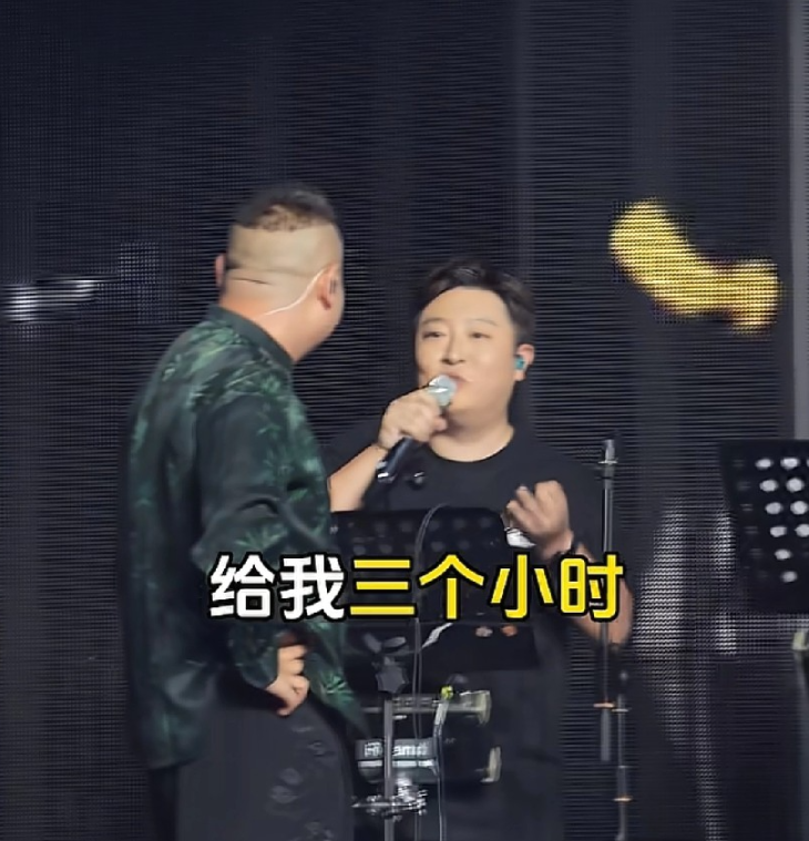 曹鹤阳昨天晚上应该高兴地冒泡，因为昨天他又去看岳云鹏演唱会了，还被岳云鹏邀请上台