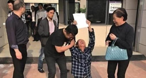 1996年，5名无辜青年蒙冤入狱，被关押了21年后才无罪释放，令人惊讶的是，5人