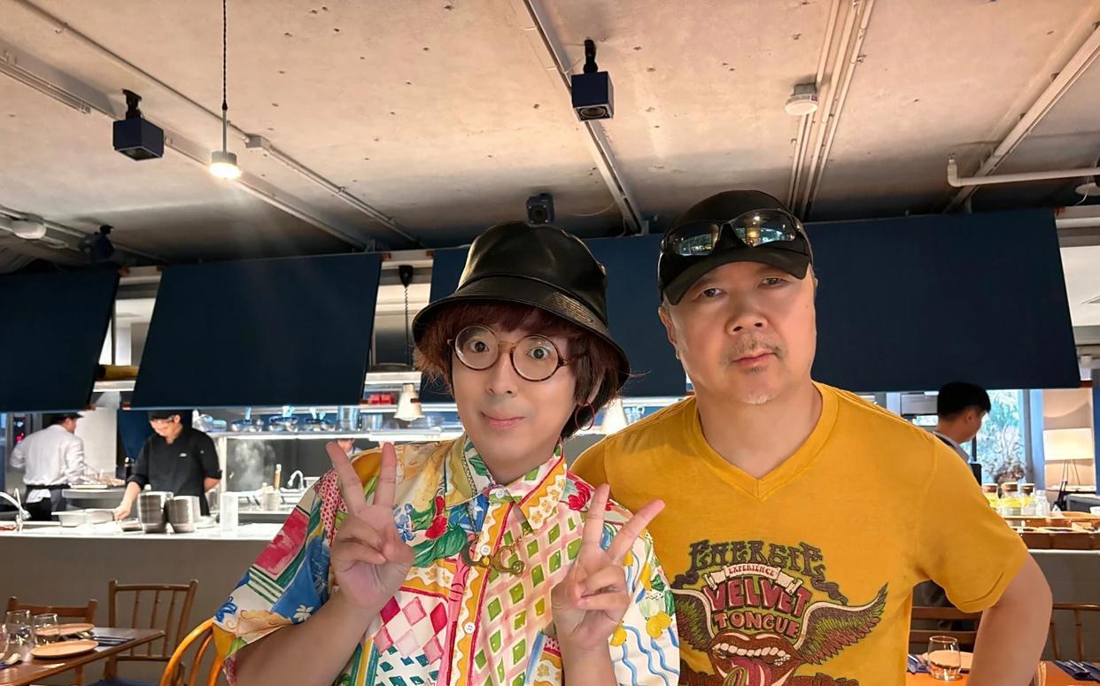 中国摇滚之父崔健在北京和朋友聚会，他的身材胖了好多，苍老了不少，变化非常大，都快