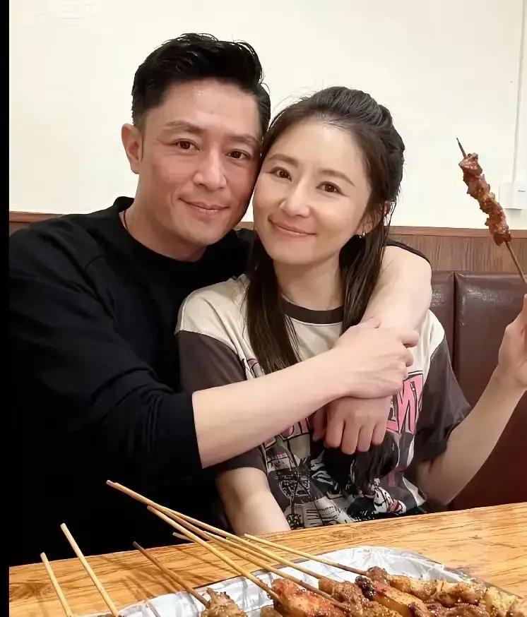 霍建华把Gucci压箱底，蹲台北夜市给林心如递盐酥鸡——当年冷脸霸总，现在系女儿